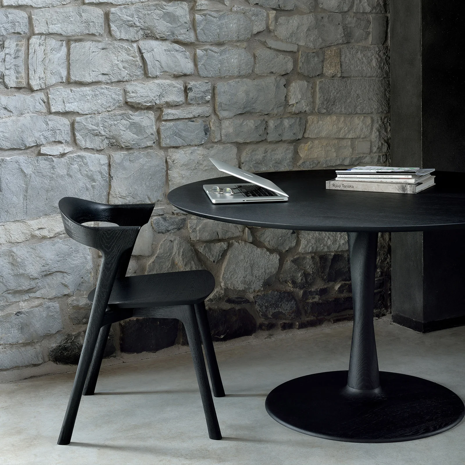 Dependable Torsion Round Dining Table Oak - Black Natural