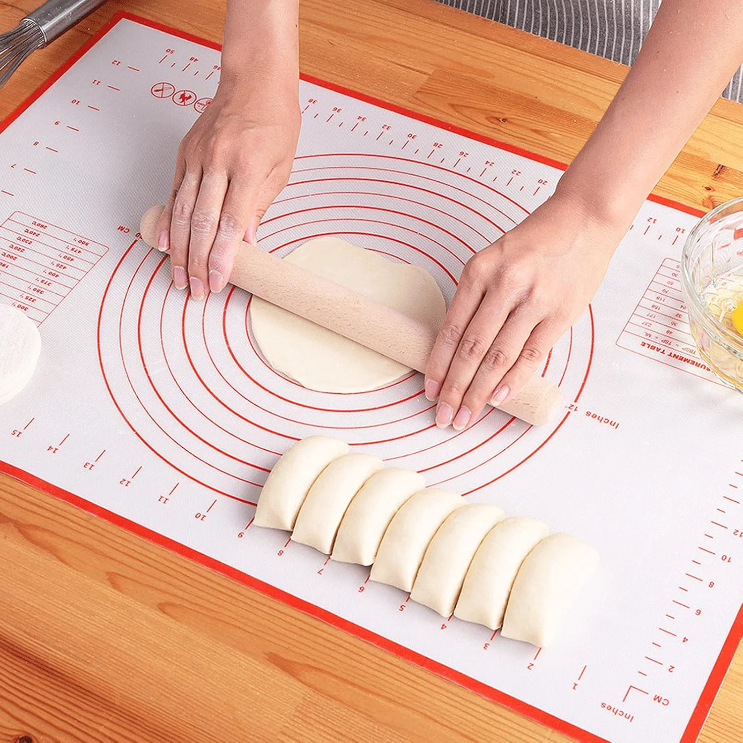 Stylish Silicone Baking Mat，Non Stick Rolling Dough with Measurements for Pie Pizza Cookies Fondant Making，Extra Thick Non Slip Silicone Pastry Mat Red L-16 ×24 Functional